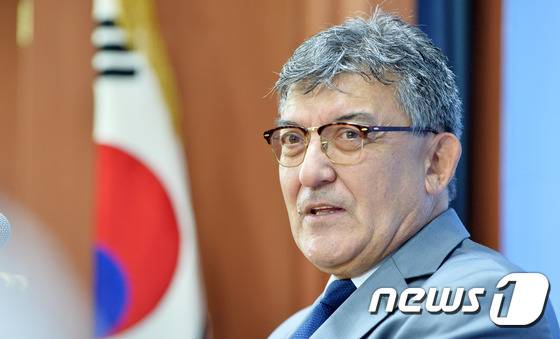 공동 인터뷰하는 카멘 남 교수