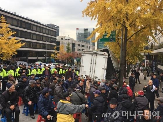 보수 시민단체 어버이연합이 10일 '최순실 태블릿PC' 보도와 관련해 손석희 JTBC사장을 서울중앙지검에 고발했다. 이들은 이날 청사 앞에서 '우병우 구속수사 촉구 농성'을 이어가던 더민주 의원들을 향해 돌진하며 난동을 부리다 경찰의 제지를 받았다.