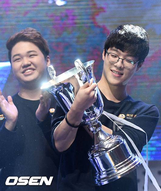 [사진]ROX, LOL KeSPA컵 우승트로피를 품에