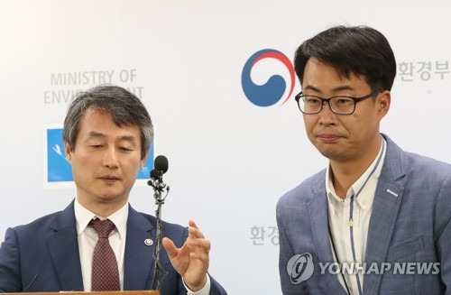 (세종=연합뉴스) 이진욱 기자 = 4일 오후 정부세종청사 환경부에서 안병옥 차관(왼쪽)이 경북 성주 주한미군 사드기지의 소규모 환경영향평가 협의완료 결과를 발표하고 있다.     cityboy@yna.co.kr