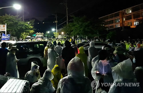 (성주=연합뉴스) 최수호 기자 = 사드(THAAD·고고도미사일방어체계) 발사대 추가배치를 앞둔 6일 오후 경북 성주군 초전면 소성리에서 사드 반대 주민 등이 경찰과 대치하고 있다.       suho@yna.co.kr