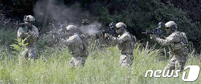 해군 1함대 3특전대대(UDT/SEAL)가 함대 사격장에서 북한의 핵실험 도발과 관련 전투사격 훈련을 실시하고 있다.(해군 1함대 제공) 2017.9.7/뉴스1 © News1 서근영 기자