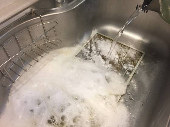 후드 망이 잘 잠길 정도로 뜨거운 물을 부어 놓는다. 이때 가스가 올라오니 마스크를 쓰면 좋겠다.