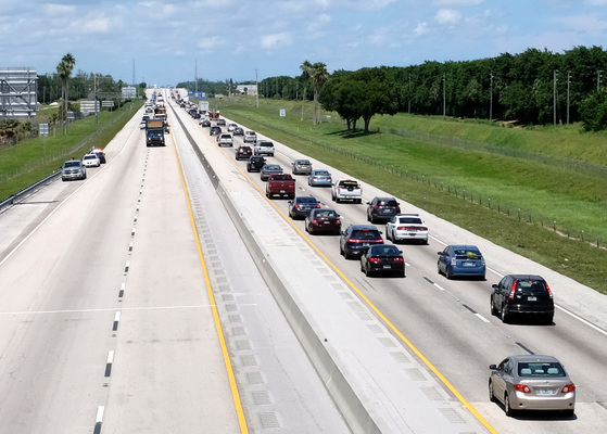 플로리다주 마이애미 키스제도에서 빠져나온 차량들이 북쪽으로 대피하기 위해 고속도로를 가득 메우고 있다. [플로리다 AP=연합뉴스]