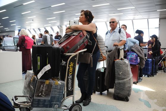 플로리다주 포트로더데일 공항에서 항공권 구입을 기다리는 승객들. [플로리다 AFP=연합뉴스]
