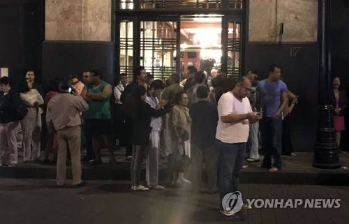 강진에 대피한 멕시코 시민들 [AFP=연합뉴스]
