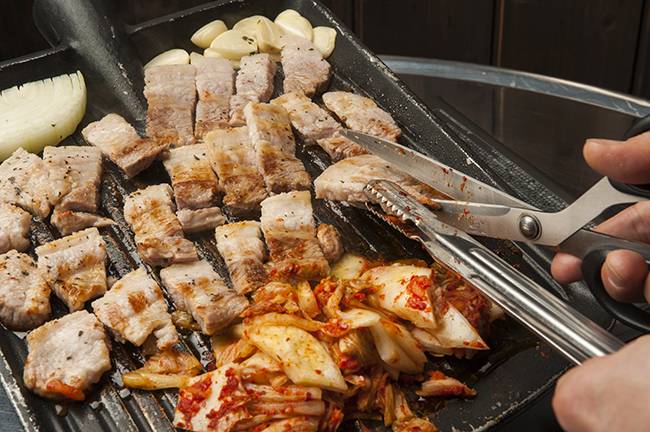 한라산 소주는 어느 음식에나 잘 어울린다. 제주산 흑돼지 구이를 먹을 때에는 꼭 한라산을 마셔야 한다는 것이 나의 지론이다. /사진=게티이미지뱅크