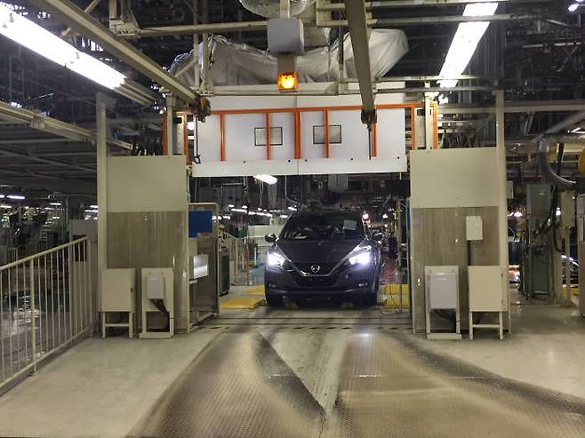 닛산 오파마 공장 내 품질관리(QC) 공정 중인 '리프(LEAF) 신형'.