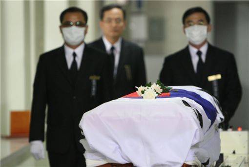 노무현 전 대통령 국장 모습. 뒤쪽에서 떠나는 유해를 바라보고 있는 사람이 유재철 원장이다. [중앙포토]