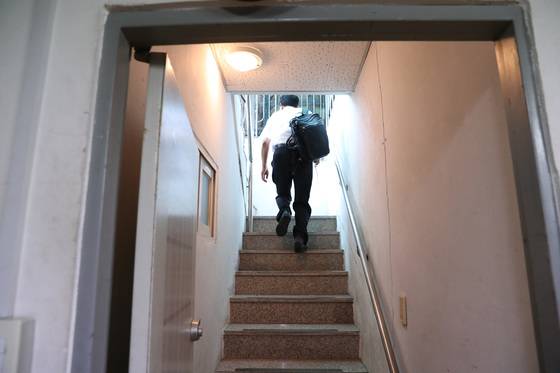 유재철 원장은 인터뷰를 하던 날에도 죽은 사람과의 약속을 지키기 위해 염을 하러 떠났다. 우상조 기자