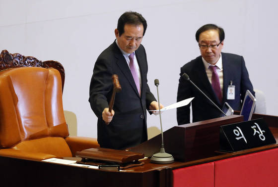 11일 오후 국회 본회의에서 정세균 국회의장(왼쪽)이 김이수 헌법재판소장 후보자 임명동의안 부결을 알리며 의사봉을 두드리고 있다. [연합뉴스]