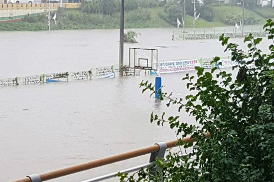 11일 부산에 쏟아진 폭우로 농구골대가 물에 잠겨있다. (사진=트위터 캡처)