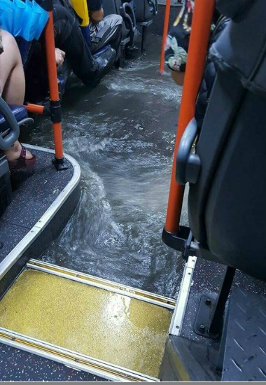 11일 부산에 쏟아진 폭우로 시내버스의 바닥도 물바다가 됐다. (사진=트위터 캡처)