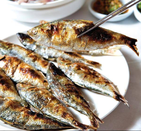 [월간산]연탄불이나 참나무 숯에 은근히 구운 전어구이는 집 나간 며느리도 돌아오게 할 만큼 냄새와 맛이 좋다.