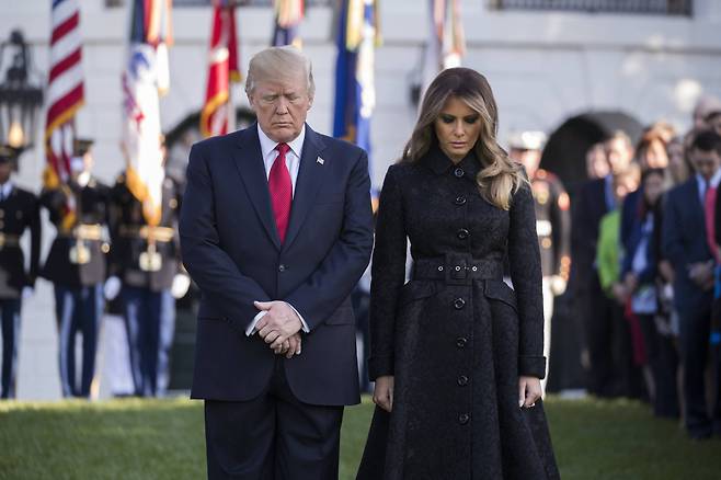 도널드 트럼프 대통령이 부인 멜라니아 여사와 함께 11일(현지시간) 미국 백악관에서 9ㆍ11사태 16주년을 추모하며 묵념하고있다.[EPA=연합뉴스]
