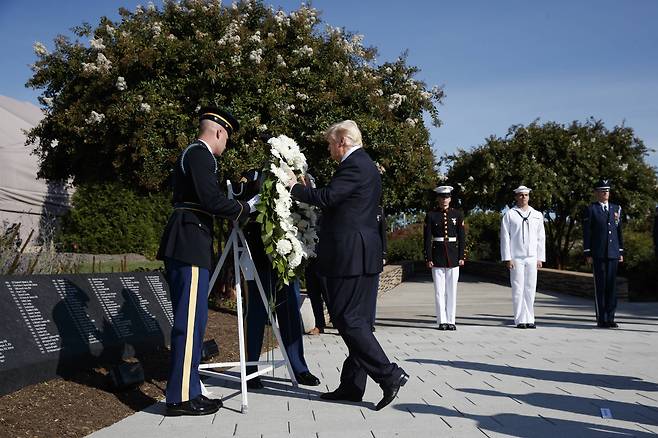 도널드 트럼프 미 대통령이 11일(현지시간) 미 버지니아 주 알링턴 국방부에서 열린 9ㆍ11 테러 16주기 추모식에서 헌화하고 있다.[AP=연합뉴스]