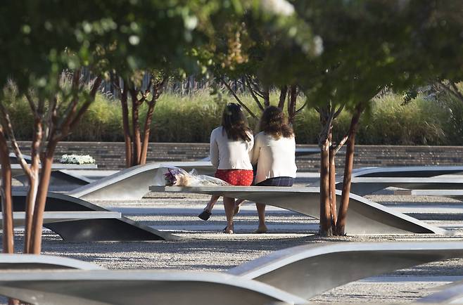 여성들이 11일(현지시간) 미 버지니아 주 알링턴 국방부에서 열리는 9ㆍ11 테러 16주기 추모식 시작을 기다리고 있다.[EPA=연합뉴스]