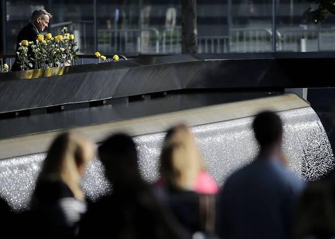 한 남성이 11일(현지시간) 미국 뉴욕 9ㆍ11 테러장소인 그라운드 제로에서 16년 전 희생자를 추모하고 있다.[AP=연합뉴스]