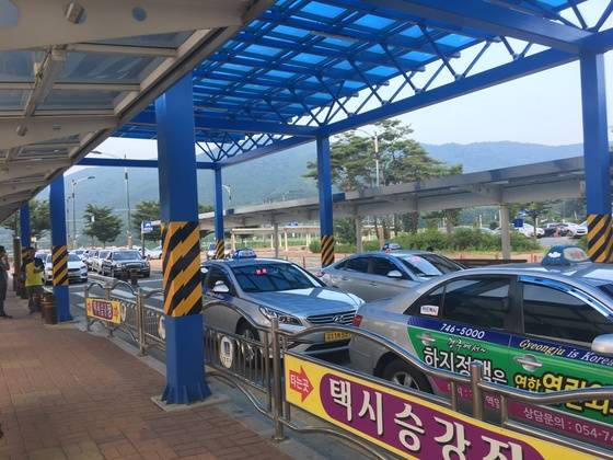 10일 오후 신경주역 택시 승강장 전경. 경주=백경서 기자