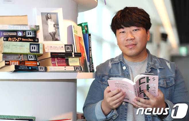 이환천 SNS시인이 12일 오전 서울 상암동에 위치한 카페에서 뉴스1과 인터뷰를 하고 있다. 2017.9.12/뉴스1 © News1 임준현 인턴기자