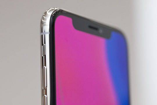 아이폰X 상단 베젤의 모습 (사진=씨넷)