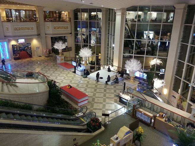 강원랜드컨벤션호텔 지하 1층. 왼쪽 푸른 빛깔이 새나오는 쪽이 카지노 출입구다. 박유리 기자 ejung@hani.co.kr