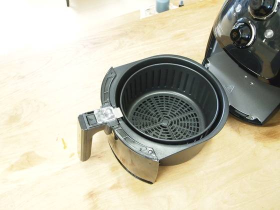 식재료를 넣는 바스켓 부분. 크기는 작아보이지만 2~3인용 음식을 만들기 적당하다.