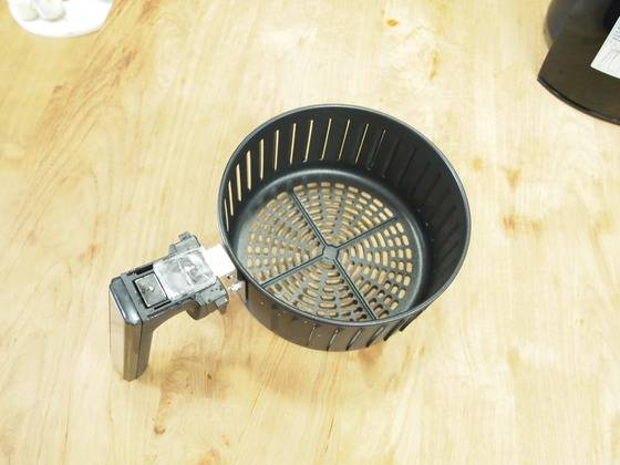 조리시 기름이 빠지도록 바스켓이 이중으로 되어있다. 세척할때 분리하면 된다.