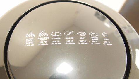 에어프라이어 상단에 각 요리별 조리 시간과 온도가 표기되어 있다. 보다 자세한 메뉴얼은 레시피 북을 참고하면 된다.