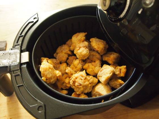 에어프라이어에 냉동 순살 치킨을 넣어 조리했다.