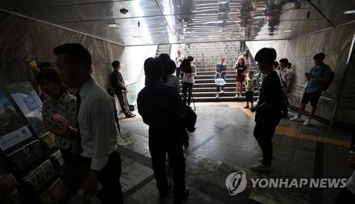 지난달 23일 오후 민방공대피훈련 중 시민들이 광화문 지하도에 대피한 모습.