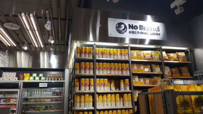 [사진=이마트가 코스트코 지분과 부동산 등 자산을 매각하면서 편의점 사업 등 신사업에 집중하기 위한 실탄 마련에 나섰다. 사진은 이마트24 매장에 노브랜드와 피코크 제품이 진열돼 있는 모습]