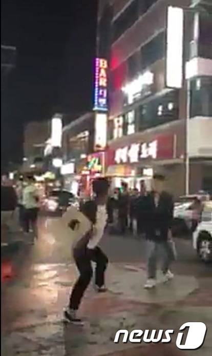 SNS(사회관계망서비스)에 올라완 제주시청 길거리 싸움 동영상. 이 싸움은 경찰이 주취폭력 예방 차원에서 기획한 연출이다.© News1