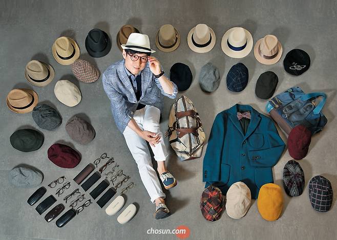 ④ 영어 전문가 이근철씨가 자신의 사무실에서 소장품을 놓고 포즈를 취했다. 그는 패션에 포인트를 주는 페도라·안경 등을 300여개 소장하고 있다. / 한준호 영상미디어 기자