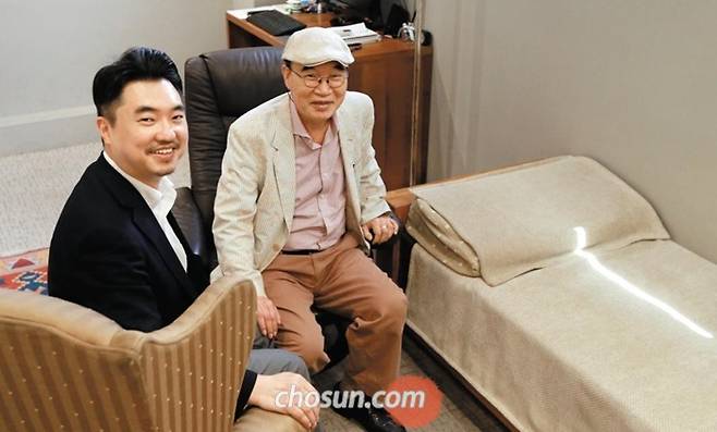 이무석 박사와 첫째 아들 인수씨가 서울 청담동 클리닉 상담실에 함께 앉았다. 두 사람은 “사람 마음을 읽는 작업이 때론 고되도 참 보람있다”고 했다.
