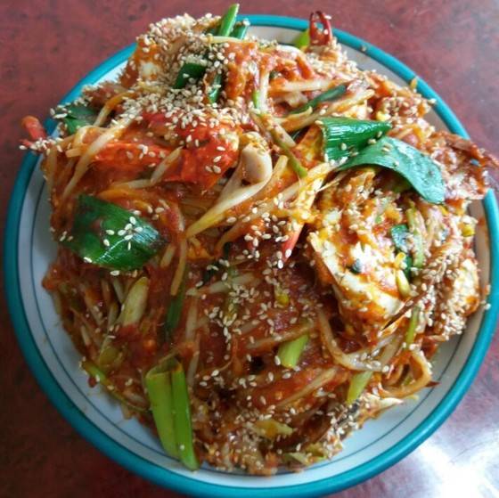 고양시 식사동의 꽃게전문점 예원본가의 꽃게찜. 매콤한 양념과 꽃게의 단맛이 어우러져 간장게장 못지 않은 밥도둑이다.[사진 예원본가]