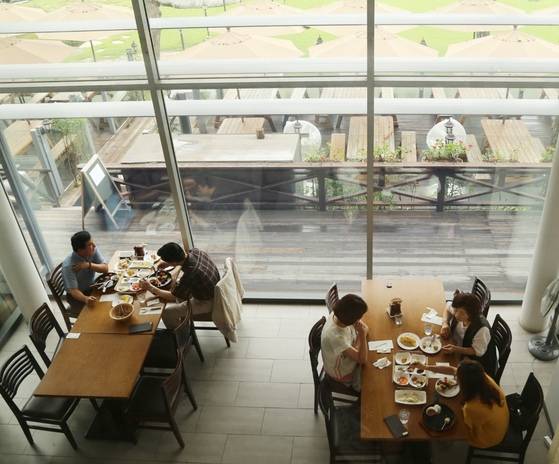 더 리스는 복층 구조의 레스토랑이다. 가장 전망 좋은 자리에 앉고 싶다면 2층 44번 자리를 요구할 것!