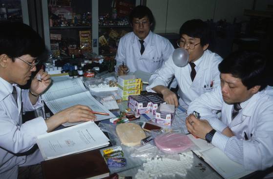 1986년 4월 롯데 제과 껌 연구소 연구원들이 껌 테스트를 하고 있다. [중앙포토]