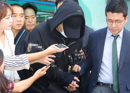 남경필 경기도지사의 장남이 18일 오후 서울 동대문구 서울지방경찰청 광역수사대 마약수사계에서 필로폰 투약 혐의에 대해 조사를 받고서 나오고 있다. [이미지출처=연합뉴스]