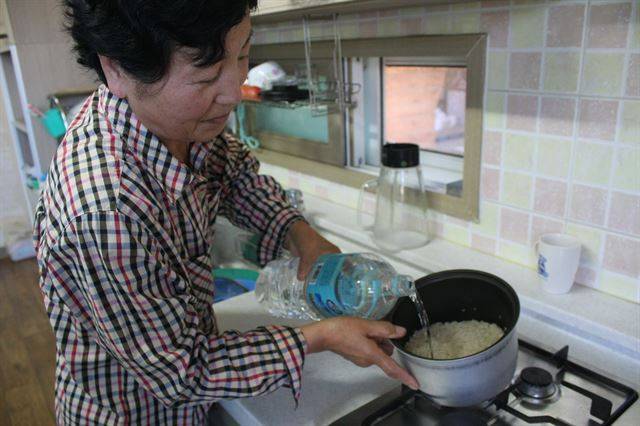 최순옥씨는 밥을 지을 때도 생수를 붓는다.