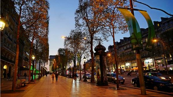 거리를 따라 쭉 늘어선 가로수에도 조명이 켜지기 시작하면 샹들리제 거리의 낭만도 켜진다. ⓒMK스타일