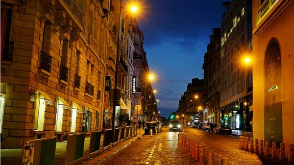 샹들리제 거리를 따라 걸으면 골목마다 영화 속에 등장하는 주인공이 된 듯한 기분이다. ⓒMK스타일