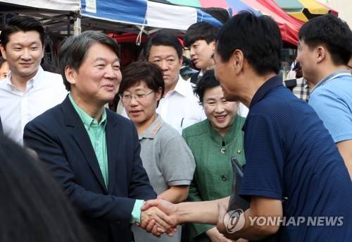 (대전=연합뉴스) 양영석 기자 = 사흘간의 일정으로 충청도를 찾은 안철수 국민의당 대표가 19일 오후 대전 유성시장을 찾아 시민들과 인사하고 있다.     youngs@yna.co.kr