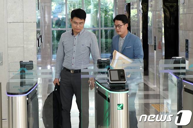 20일 춘천지검 수사관들이 강원도 정선군 강원랜드 본사에서 압수수색을 실시한 후 건물 밖으로 나오고 있다. 2017.9.20/뉴스1 © News1 박하림 기자