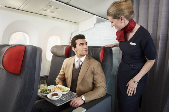 번드르르한 그릇에 담겨 나오는 프리미엄 이코노미 기내식. [사진 에어캐나다]