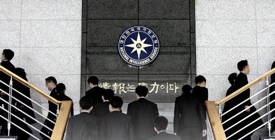 MB 정부 시절 정부 정책에 비판적인 연예인 명단을 적은 '블랙리스트'가 파문을 일으키는 가운데, 국정원이 친정부 성향의 연예인을 적은 '화이트리스트'도 운용했다는 보도가 나왔다. [중앙포토]