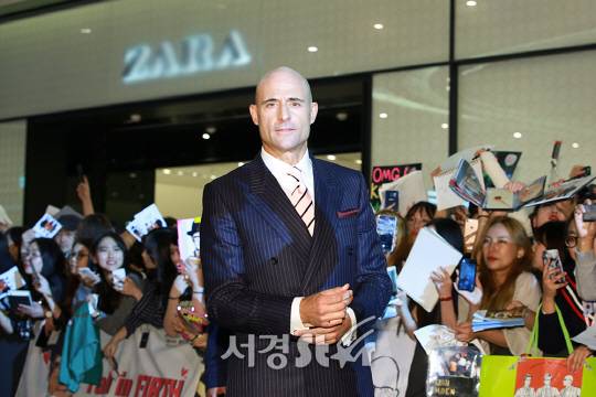 배우 마크 스트롱이 20일 오후 서울 송파구 롯데월드타워 1층에서 열린 ‘킹스맨: 골든 서클(감독 매튜 본)’ 레드카펫 행사에 참석하고 있다.