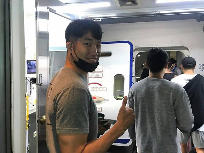 ▲ 임현규는 19일 일본으로 건너갔다. 비행기를 타면서 찍은 사진. 표정이 좋다. ⓒ임현규 제공