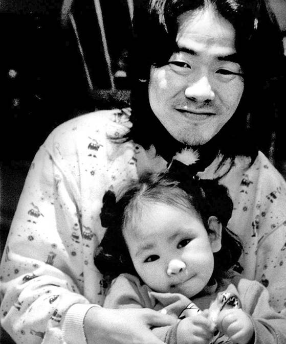 딸을 안고 있는 생전의 김광석. [중앙포토]