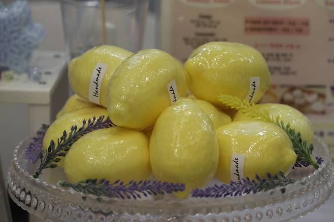 '레몬즙을 넣어 만든 수제비누. 실제 레몬을 이용한 형틀로 만들어 겉모습이 레몬과 같다. 2개 1만5천원. 신인섭 기자